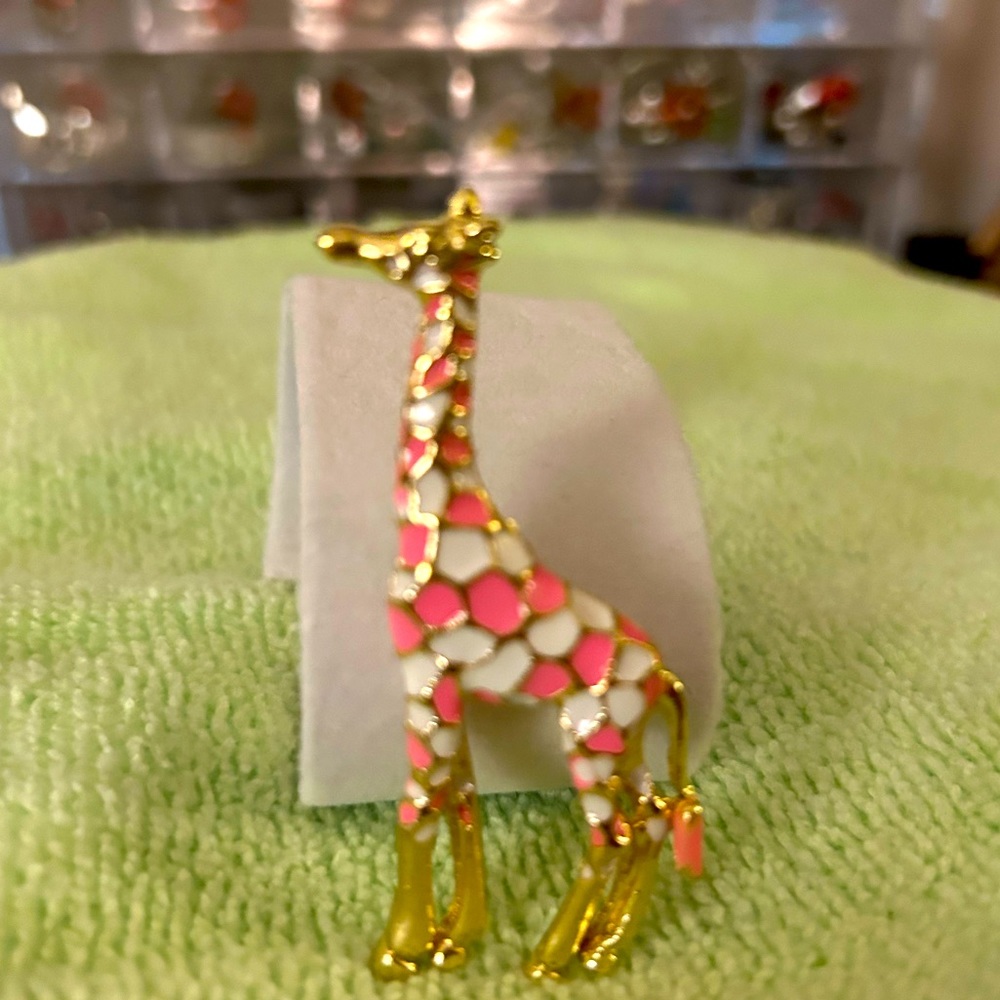 🦒 NWTS-Giraffe Brooch, Pink & White Enamel Set in a Gold with Pin on back 🦒